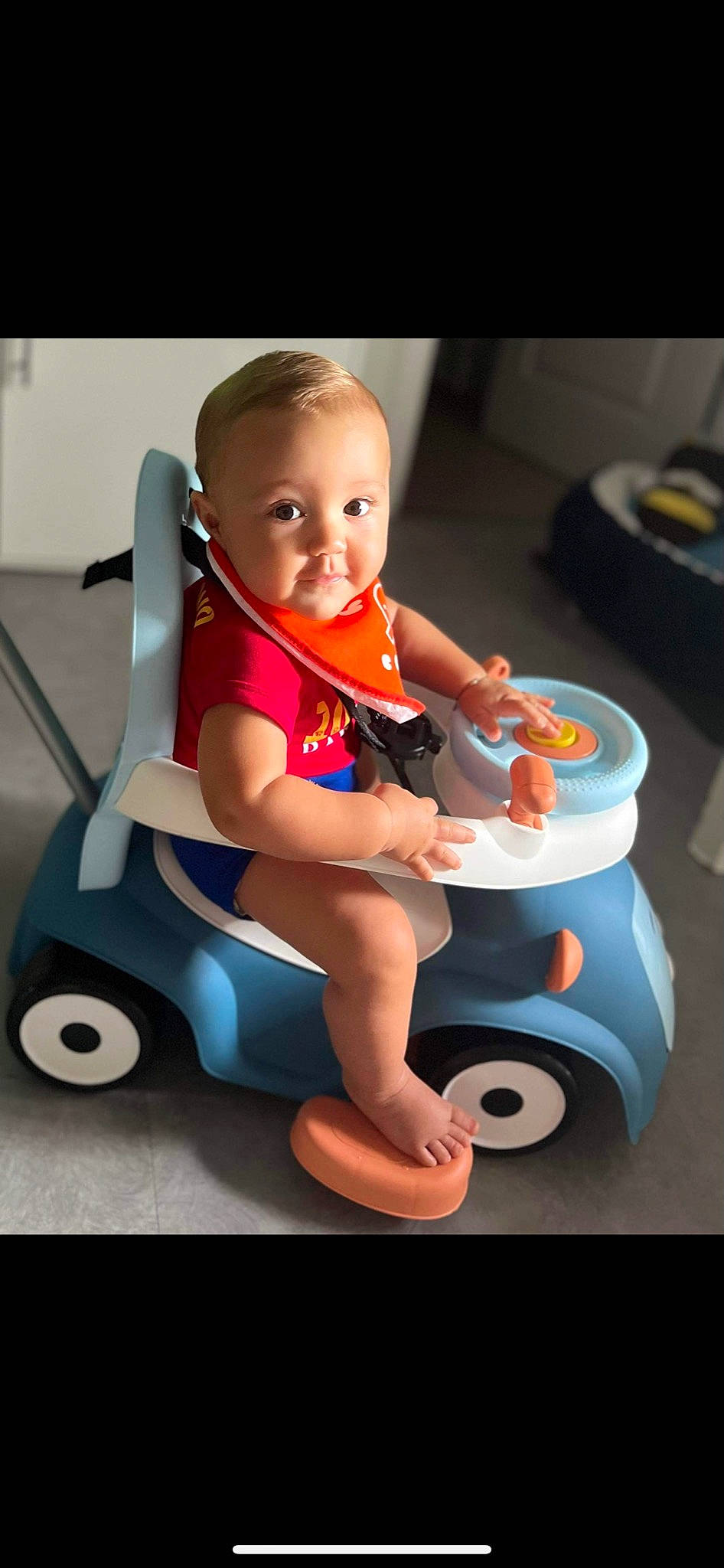 Naël a rejoint le concours — aidez-le/la à gagner de superbes lots ! automotive_design, automotive_wheel_system, baby, baby_products, baby_toddler_clothing, baby_toys, child, electric_blue, fun, happy, person, plastic, play, product, riding_toy, smile, tire, toddler, toy, toy_vehicle