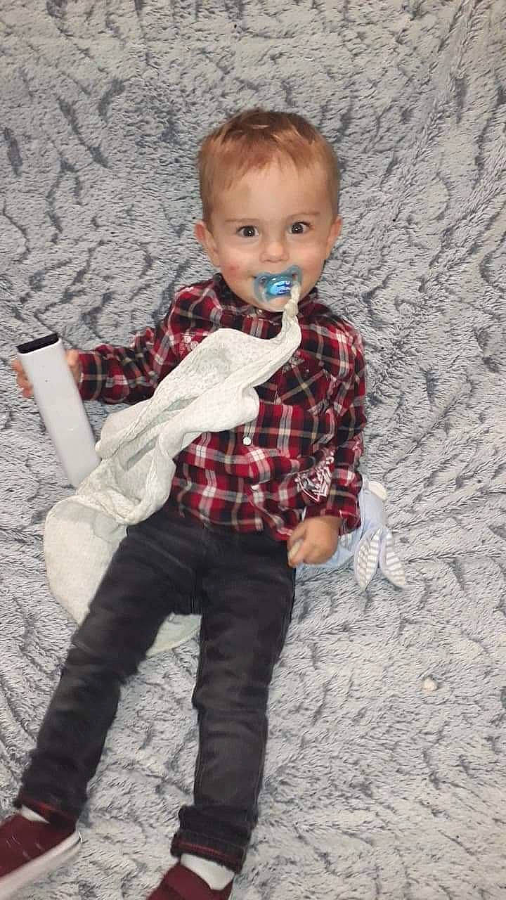 Logan a rejoint le concours — aidez-le/la à gagner de superbes lots ! child, fun, jeans, joy, outerwear, pattern, person, plaid, product, standing, tartan, textile, toddler