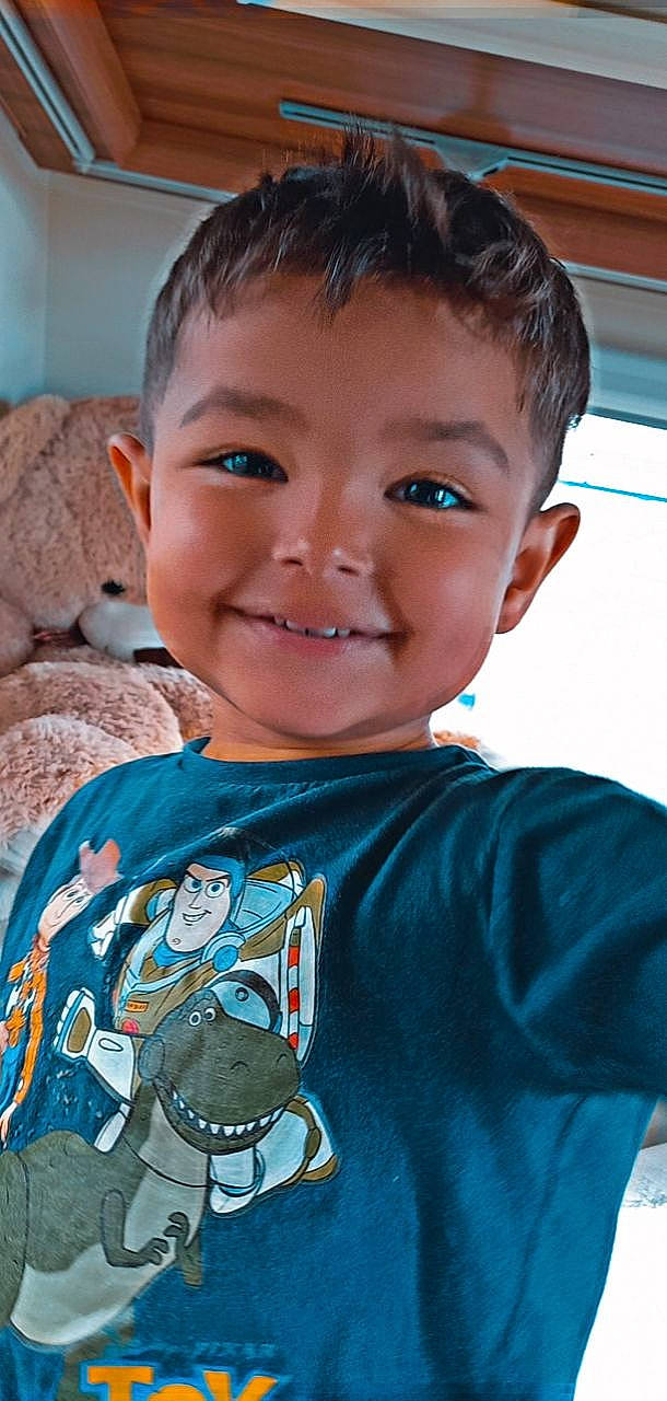 Zayton participe au concours pour gagner de l'argent avec cette photo : cheek, chin, eye, facial_expression, forehead, hair, hairstyle, happy, head, human_body, iris, joy, mouth, nose, organ, people, person, skin, sleeve, smile