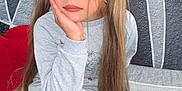 Inaya participe au concours pour gagner de l'argent avec cette photo : child, girl, pigtails, long_hair, sweatshirt, leggings, couch, indoor, portrait, resting_hand, red_roses, background, patterned_fabric, casual_clothing, young, seated, face, expression, comfortable, home