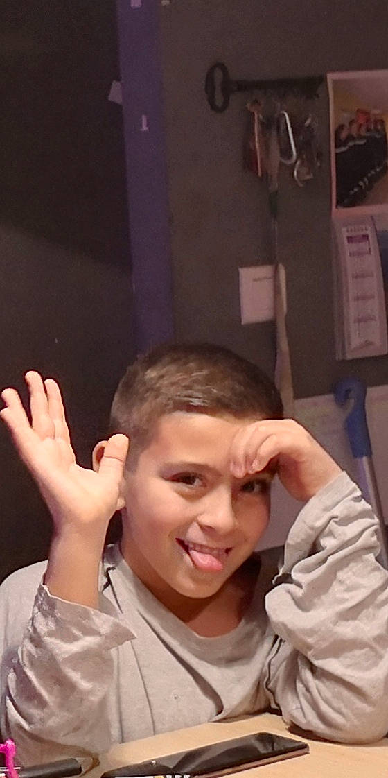 Hakim participe au concours pour gagner de l'argent avec cette photo : arm, buzz_cut, cheek, chin, ear, eyebrow, face, finger, forehead, gesture, hair, hairstyle, hand, head, jaw, joy, mouth, neck, nose, person