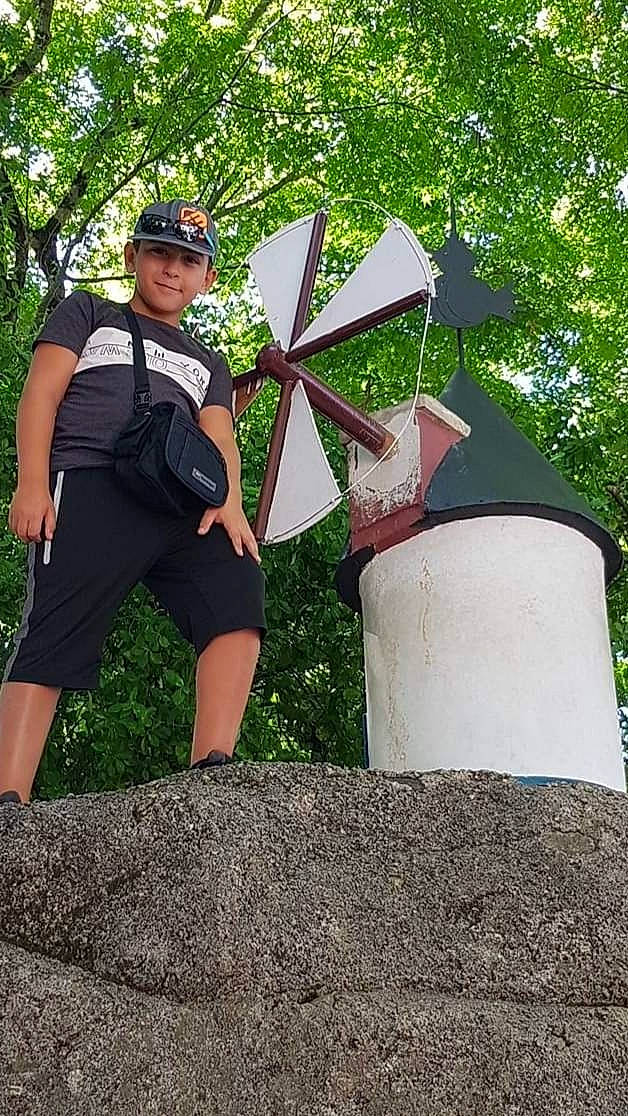 Hakim a rejoint le concours — aidez-le/la à gagner de superbes lots ! automotive_wheel_system, headwear, joy, mill, person, tree, wheel, windmill