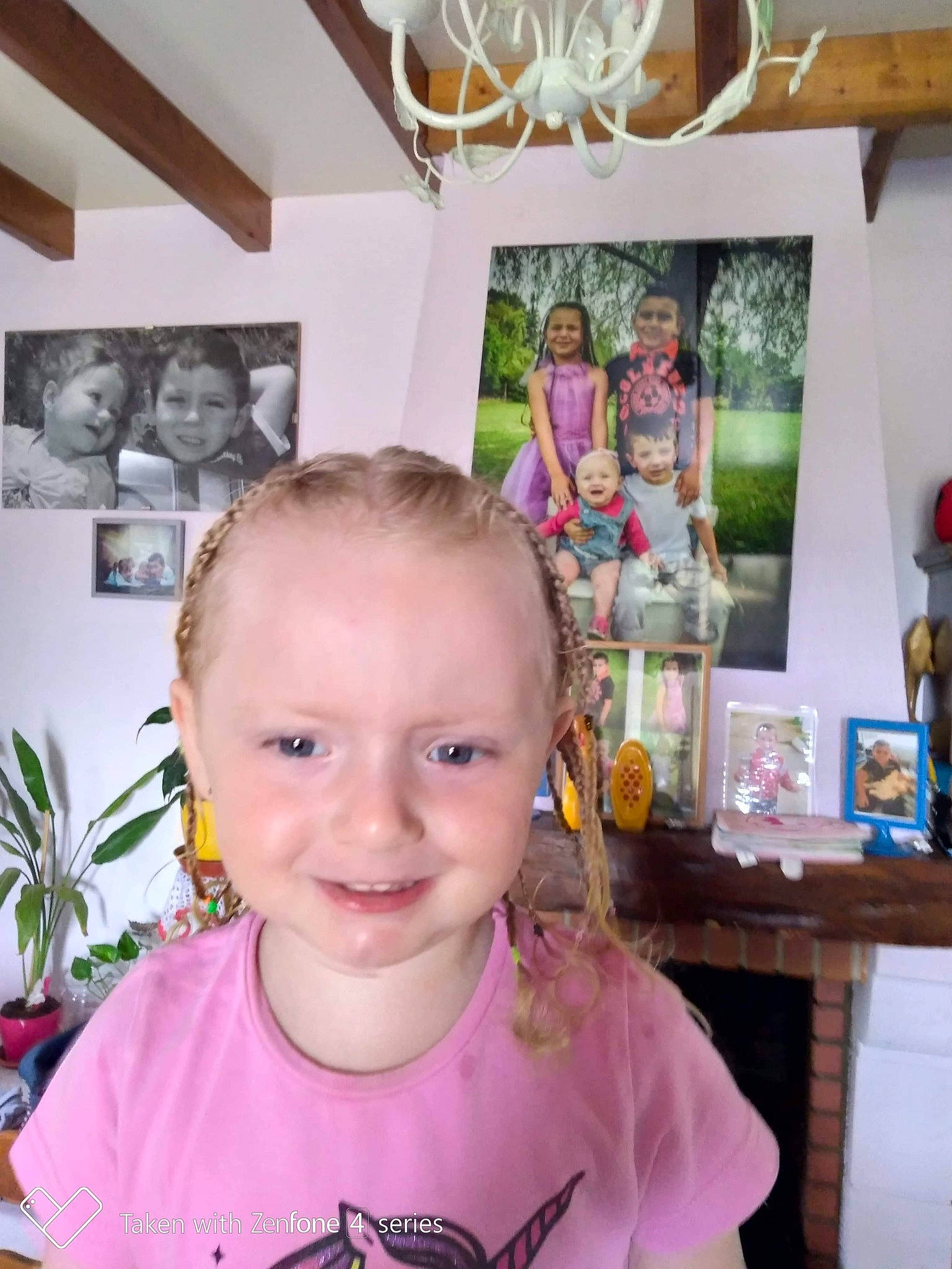 Lena a rejoint le concours — aidez-le/la à gagner de superbes lots ! blurred, child, ear, face, forehead, hair, hairstyle, head, joy, neck, people, person, pink, room, smile, toddler, tooth, vacation