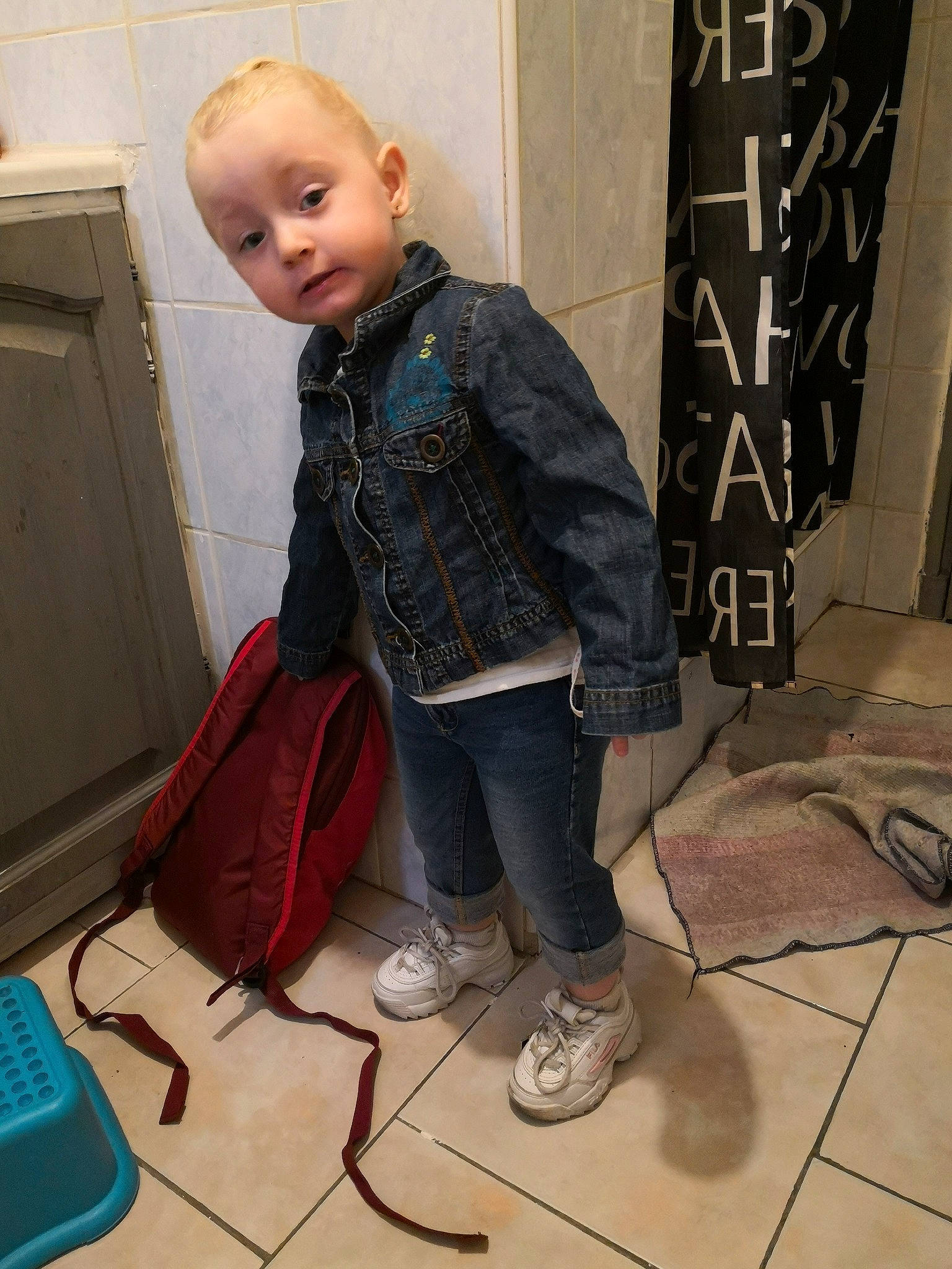 Lena a rejoint le concours — aidez-le/la à gagner de superbes lots ! child, denim, floor, flooring, jeans, person, shoe, toddler