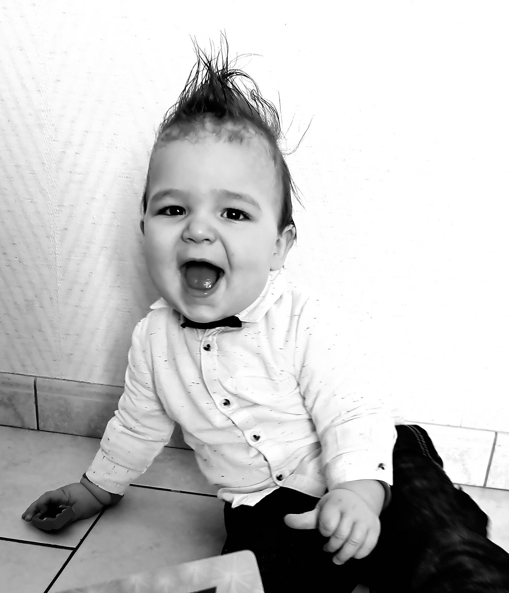 Thiago a rejoint le concours — aidez-le/la à gagner de superbes lots ! baby, baby_toddler_clothing, cheek, child, child_model, laugh, monochrome, person, portrait, portrait_photography, sitting, toddler