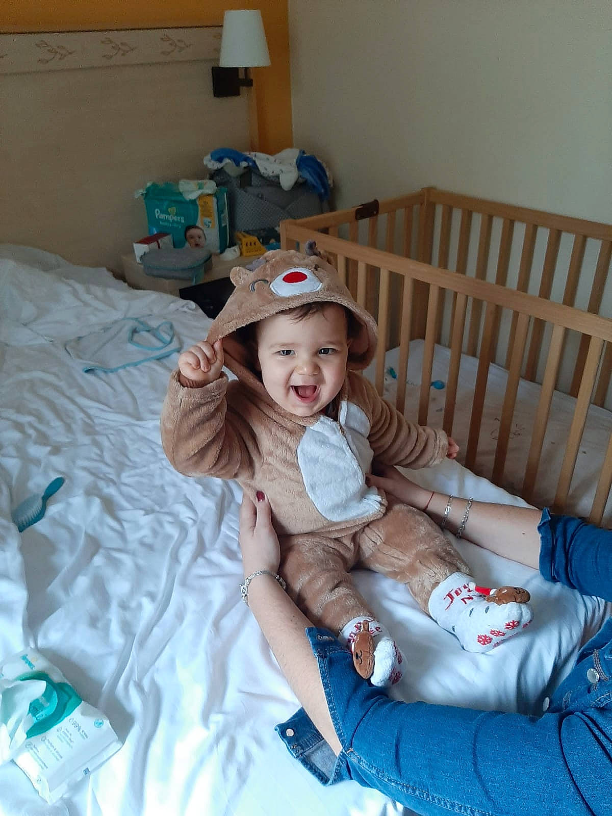 Thiago a rejoint le concours — aidez-le/la à gagner de superbes lots ! baby, baby_products, baby_safety, baby_toddler_clothing, baby_toys, bed, bed_sheet, bedding, bedroom, blanket, comfort, foot, headwear, infant_bed, linens, nursery, person, product, room, shipping_box