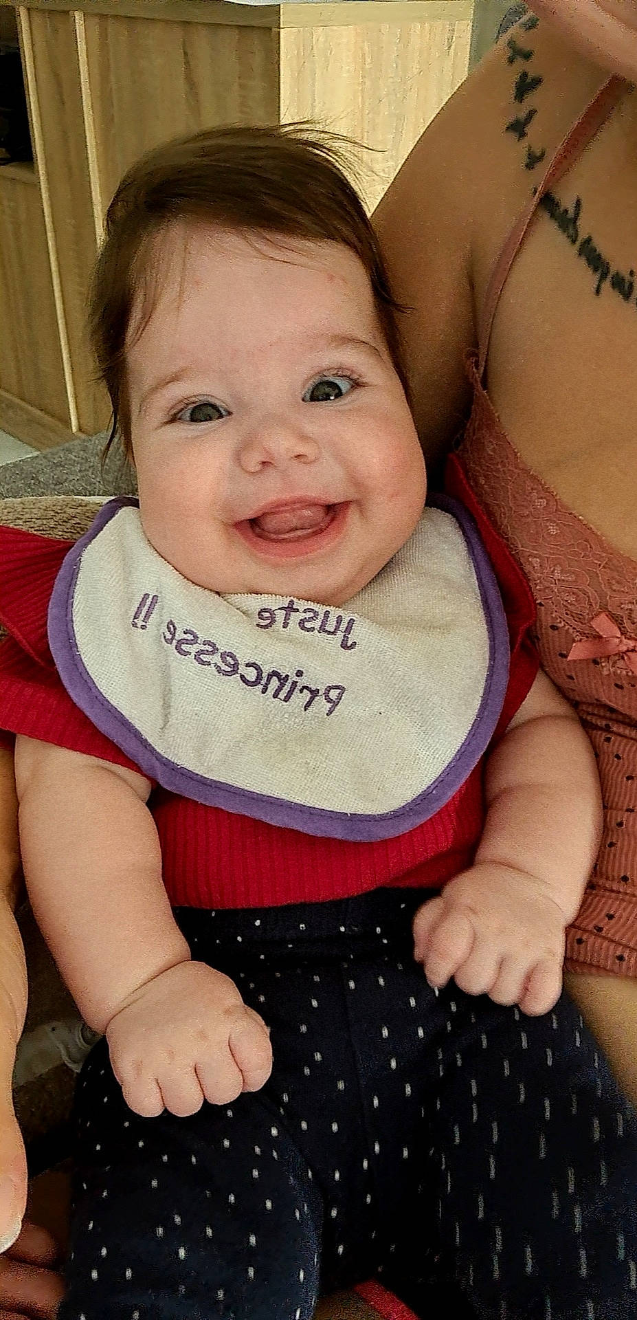 Aria a rejoint le concours — aidez-le/la à gagner de superbes lots ! arm, baby, baby_toddler_clothing, cheek, chin, eyelash, finger, gesture, hairstyle, happy, iris, joy, lip, neck, pattern, person, skin, sleeve, smile, t_shirt