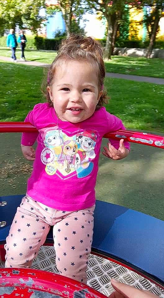 Louna participe au concours pour gagner de l'argent avec cette photo : child, day, fun, human_positions, infant, people, person, play, spring, toddler