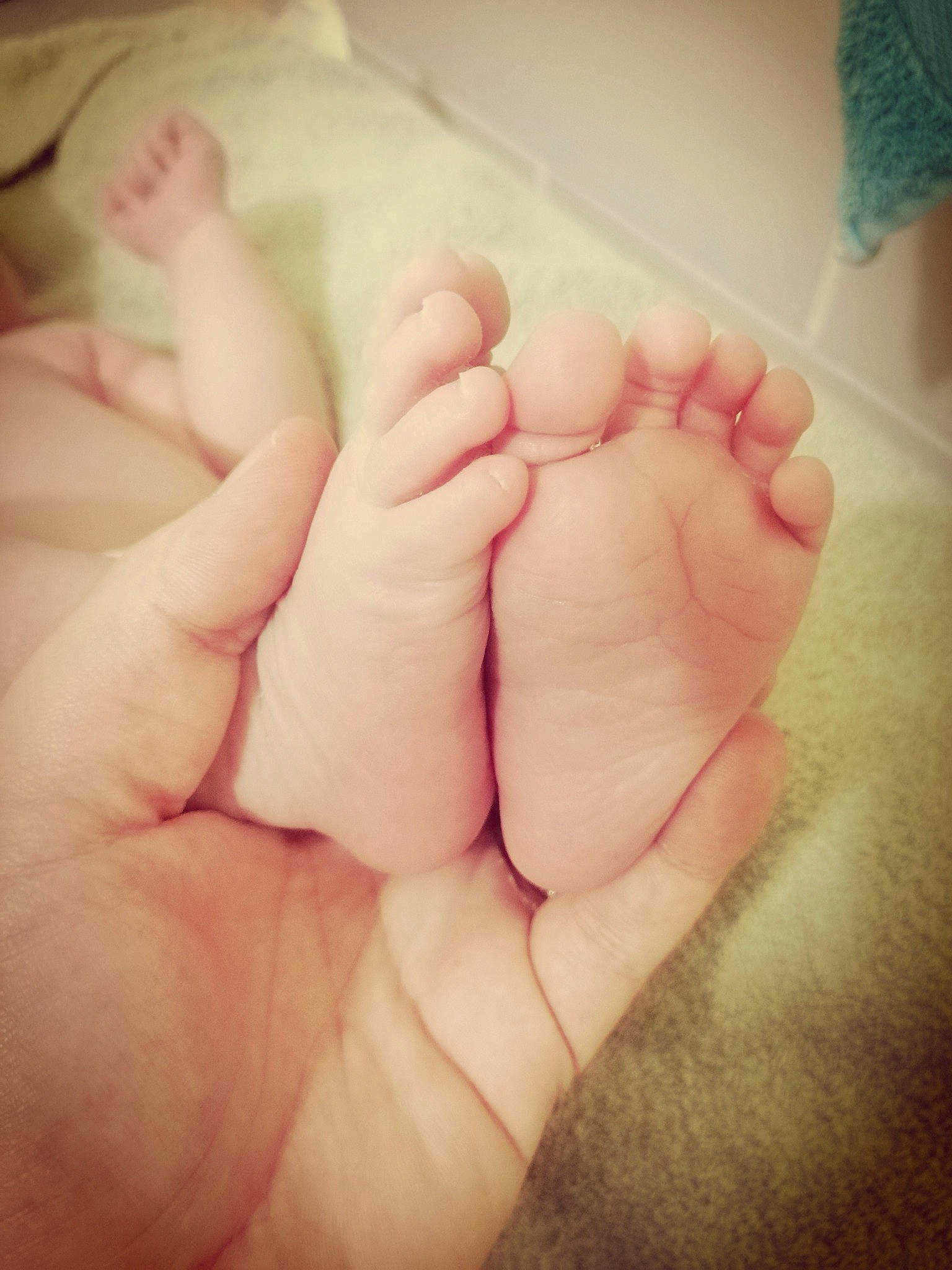 Elyonore participe au concours pour gagner de l'argent avec cette photo : baby, barefoot, child, close_up, cloud, comfort, finger, flesh, foot, gesture, hand, human_body, human_leg, nail, sky, thumb, toddler, toe, window, wrist