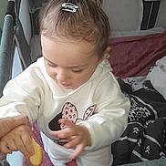 Kailhya a rejoint le concours — aidez-le/la à gagner de superbes lots ! baby, bedroom, blanket, child, clothing, comfort, cookie, cute, furniture, hair_clip, hand, hoodie, indoor, infant, interaction, person, playpen, sleeping_area, toddler, toy