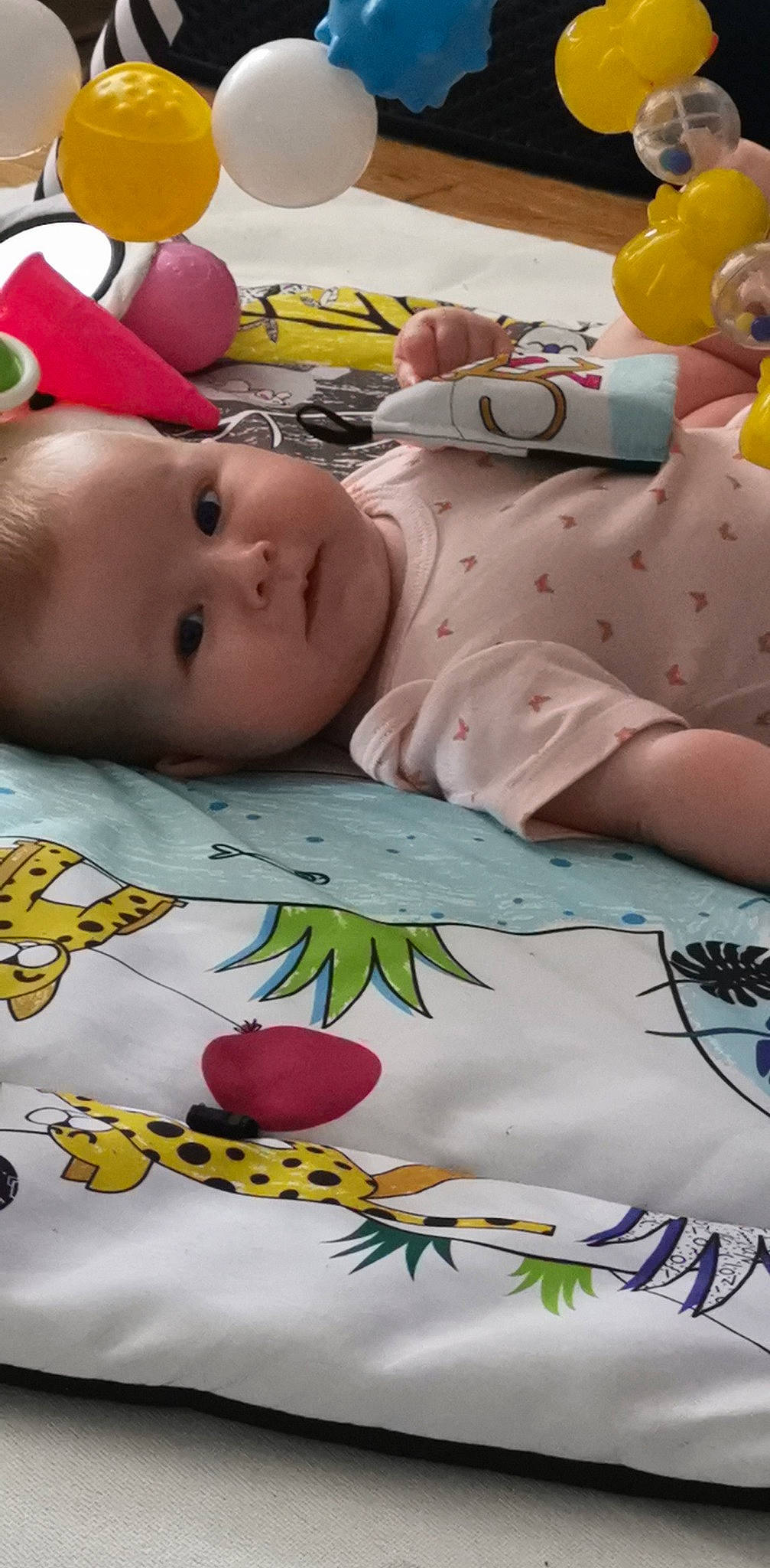 Lana a rejoint le concours — aidez-le/la à gagner de superbes lots ! baby, baby_products, baby_safety, baby_toddler_clothing, bed, cheek, child, comfort, flooring, linens, nose, pattern, person, product, red, room, skin, textile, toddler, white