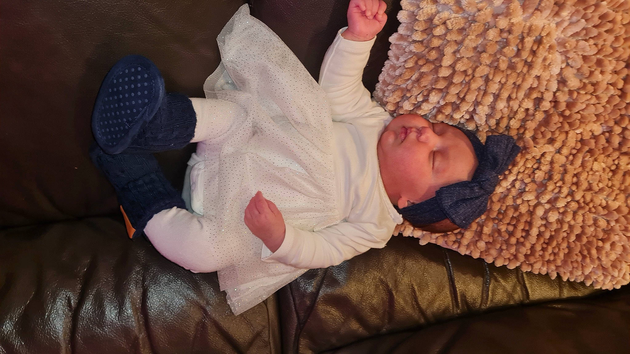 Valentina participe au concours pour gagner de l'argent avec cette photo : baby, bedding, comfort, finger, flooring, foot, gesture, human_leg, knee, leg, linens, nap, person, room, sitting, sock, textile, thigh, thumb, toddler