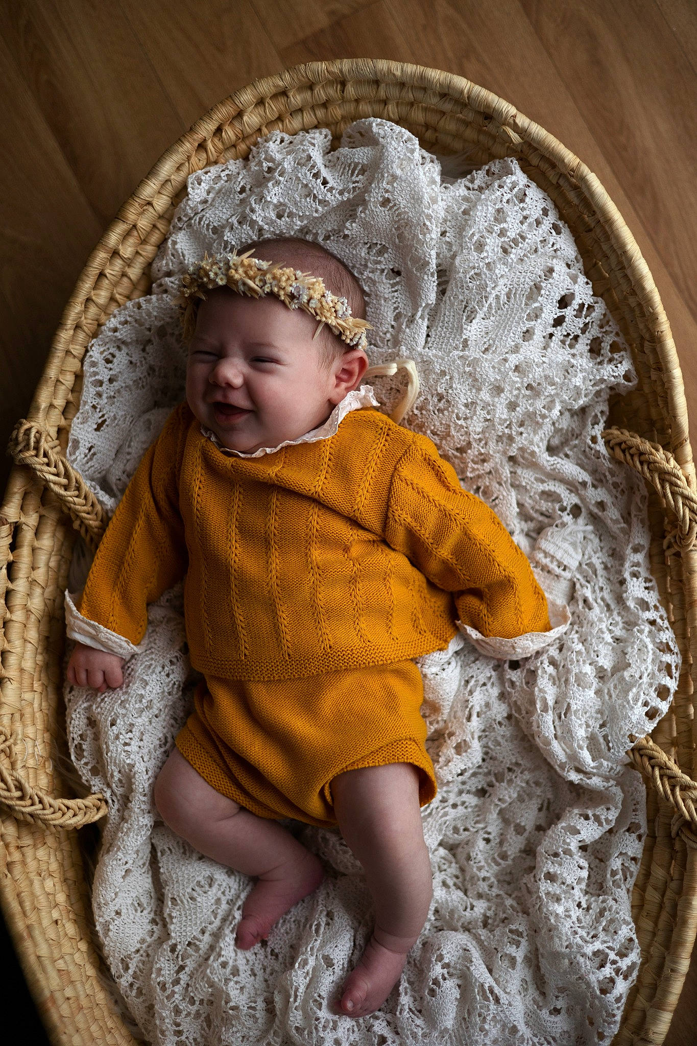 Irys a rejoint le concours — aidez-le/la à gagner de superbes lots ! baby, baby_toddler_clothing, child, circle, dress, embellishment, eye, fashion_accessory, flash_photography, fun, hair_accessory, headgear, headpiece, headwear, jewellery, linens, pattern, person, sleeve, toddler