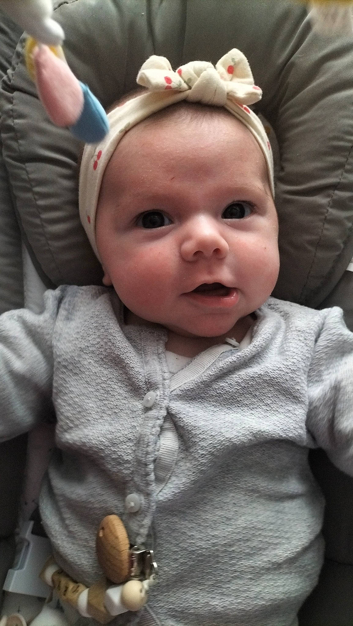 Irys a rejoint le concours — aidez-le/la à gagner de superbes lots ! baby, baby_toddler_clothing, cheek, child, close_up, event, eye, eyelash, fashion_accessory, fun, grass, happy, hat, iris, lip, mouth, nose, person, skin, sleeve