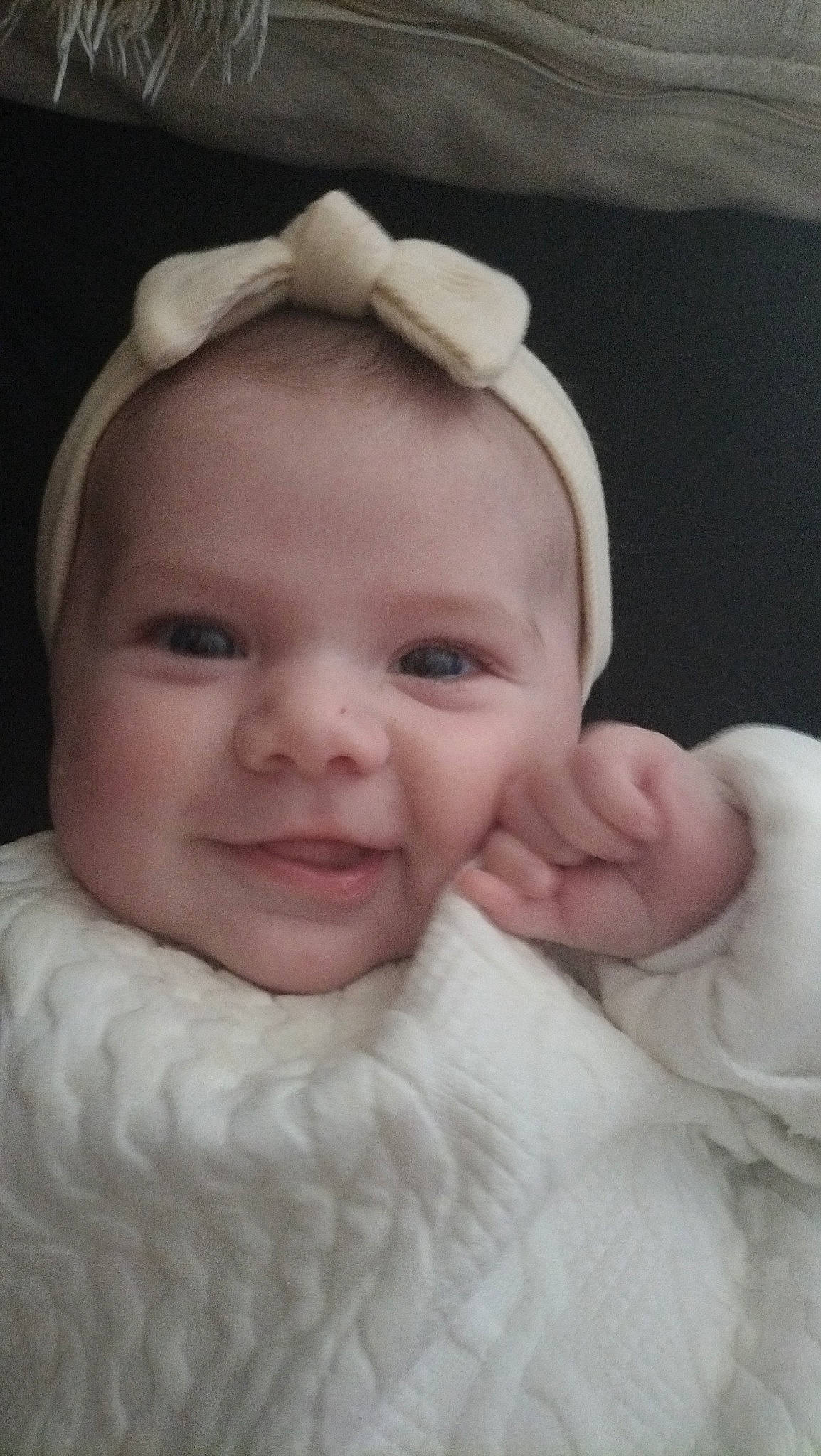 Irys a rejoint le concours — aidez-le/la à gagner de superbes lots ! baby, baby_toddler_clothing, cheek, chin, comfort, eye, eyebrow, eyelash, face, finger, gesture, happy, head, iris, joy, lip, nose, person, skin, sleeve