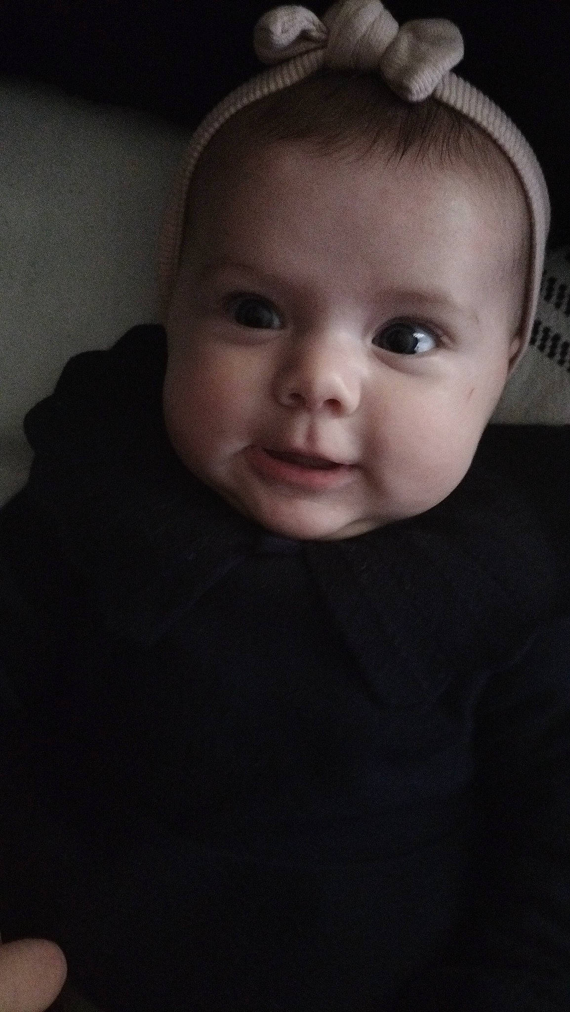 Irys a rejoint le concours — aidez-le/la à gagner de superbes lots ! baby, baby_toddler_clothing, cheek, child, comfort, darkness, ear, eyebrow, eyelash, flash_photography, forehead, iris, lip, monochrome, neck, nose, person, skin, sleeve, smile