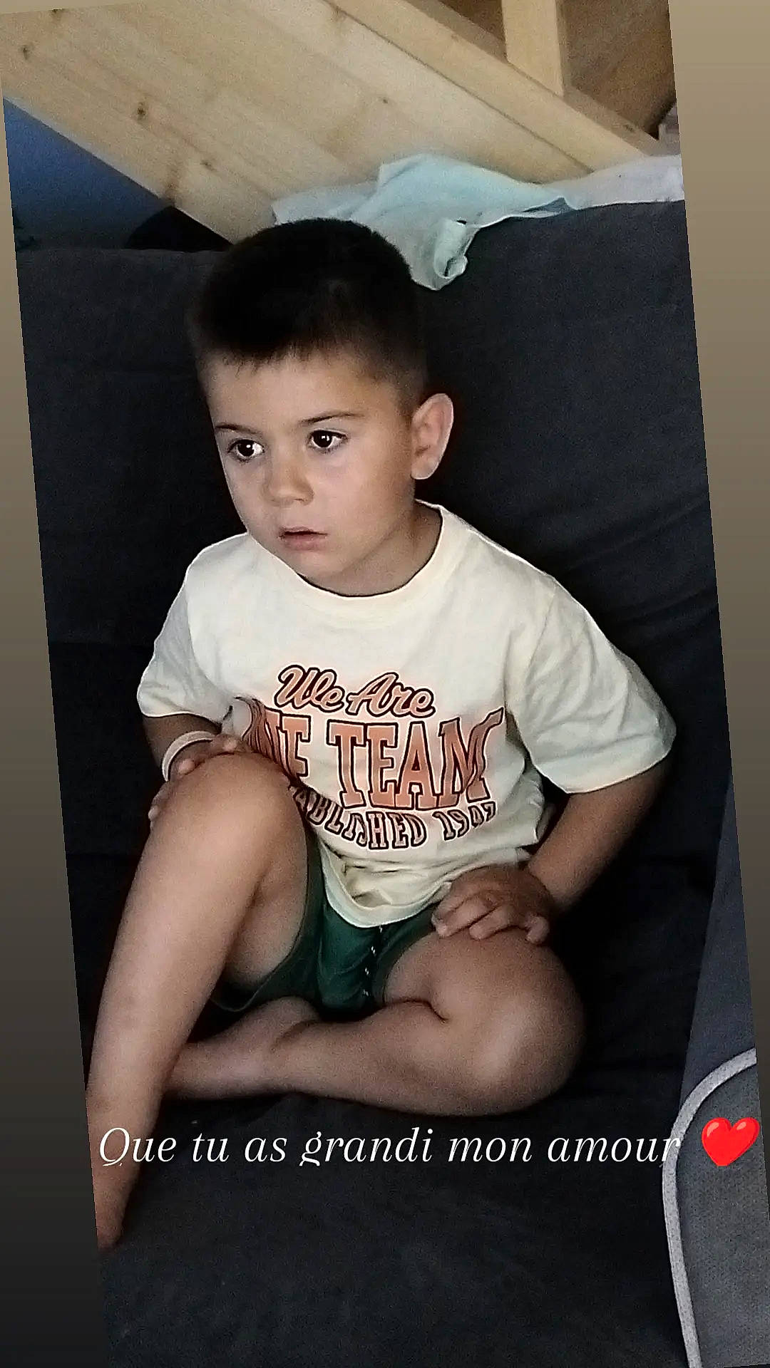 Axel a rejoint le concours — aidez-le/la à gagner de superbes lots ! arm, baby, baby_toddler_clothing, child, cool, flash_photography, fun, happy, knee, muscle, person, photo_caption, portrait_photography, room, shorts, sitting, sleeve, t_shirt, thigh, toddler