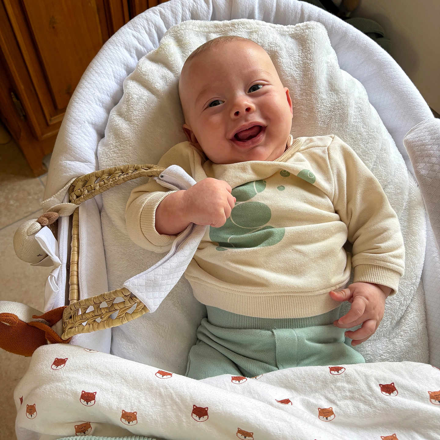 Léo a rejoint le concours — aidez-le/la à gagner de superbes lots ! baby, bed, blanket, bodypart, clothing, couch, cradle, crib, face, finger, furniture, hand, head, homedecor, infantbed, linen, newborn, person, photography, portrait