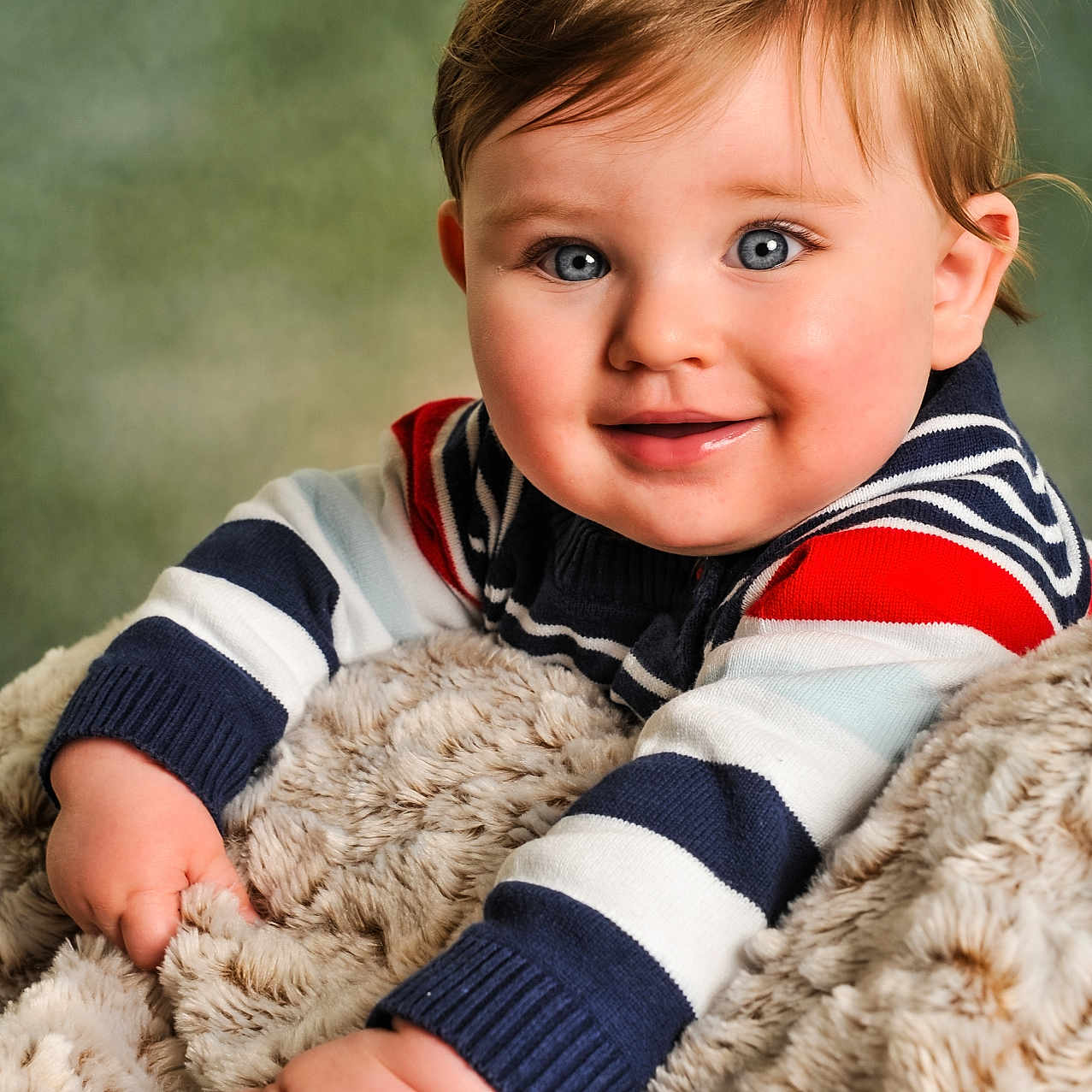 Lucas a rejoint le concours — aidez-le/la à gagner de superbes lots ! baby, blanket, blonde, bodypart, clothing, couch, face, finger, furniture, hair, hand, happy, head, knitwear, person, photography, portrait, sitting, smile, sweater