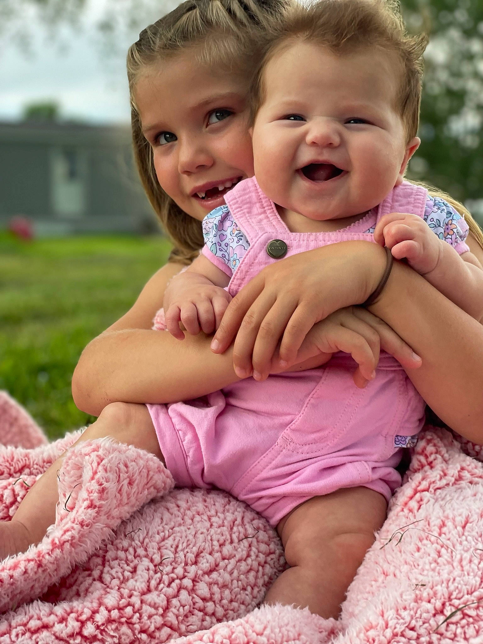 Lucy is registered to the contest to win money with this photo: arm, baby_toddler_clothing, eye, face, facial_expression, hair, hairstyle, hand, happy, head, human, human_body, joy, leg, lip, organ, people_in_nature, person, photograph, product