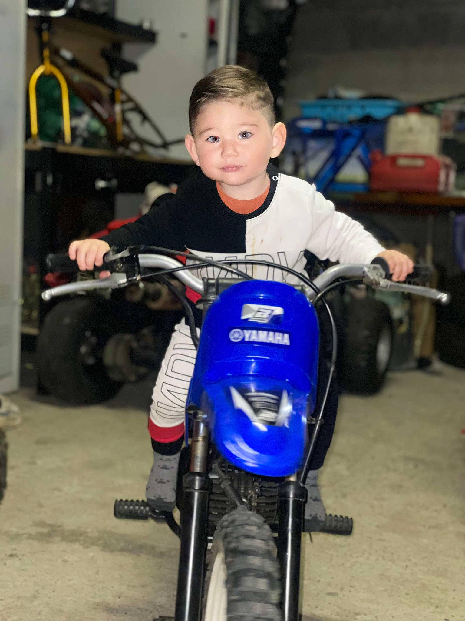 Taïs participe au concours pour gagner de l'argent avec cette photo : automotive_design, automotive_tire, automotive_wheel_system, bicycle_accessory, bicycle_frame, bicycle_part, electric_blue, engineering, face, fender, head, motor_vehicle, person, recreation, rim, spoke, t_shirt, tire, toddler, vehicle