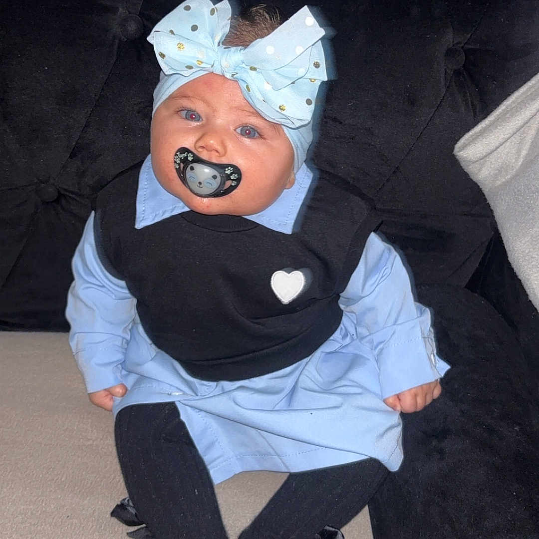 Djaïly a rejoint le concours — aidez-le/la à gagner de superbes lots ! baby, bodypart, clothing, costume, couch, cushion, face, footwear, furniture, hat, head, homedecor, hosiery, pants, person, photography, portrait, shoe, sitting, sock