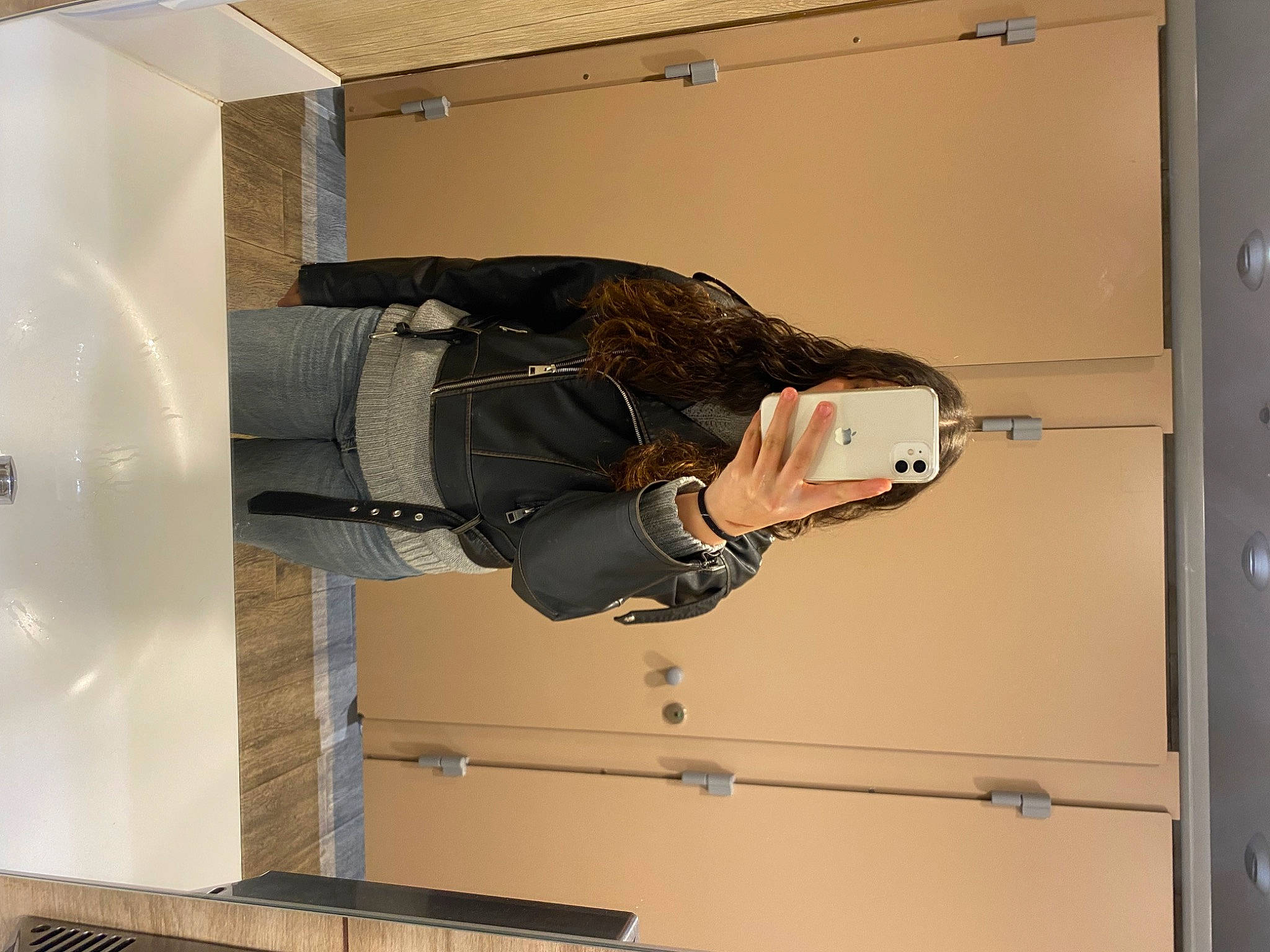 Sophie a rejoint le concours — aidez-le/la à gagner de superbes lots ! building, elbow, electrical_supply, electrical_wiring, engineering, gas, machine, person, room, space, wall, wire, wood, wrist