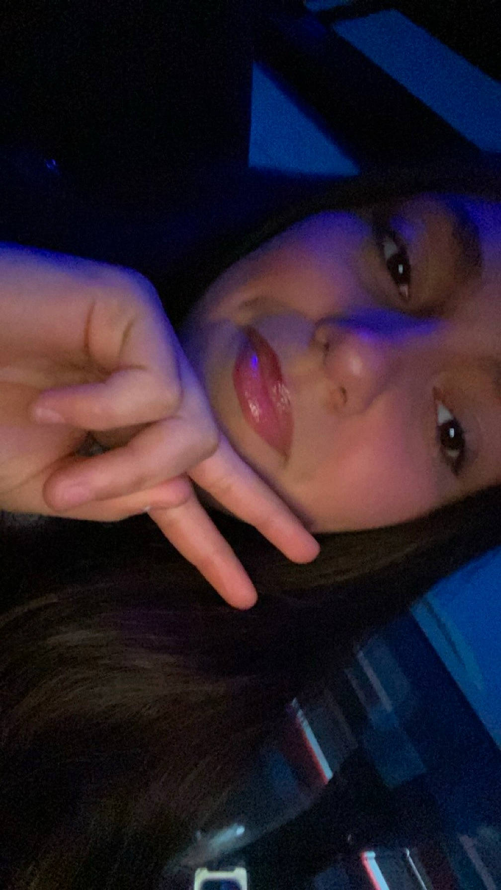 Sophie participe au concours pour gagner de l'argent avec cette photo : black_hair, cheek, ear, elbow, electric_blue, eye, eyelash, finger, flash_photography, forehead, fun, gesture, jaw, lip, mouth, nail, neck, nose, person, thumb