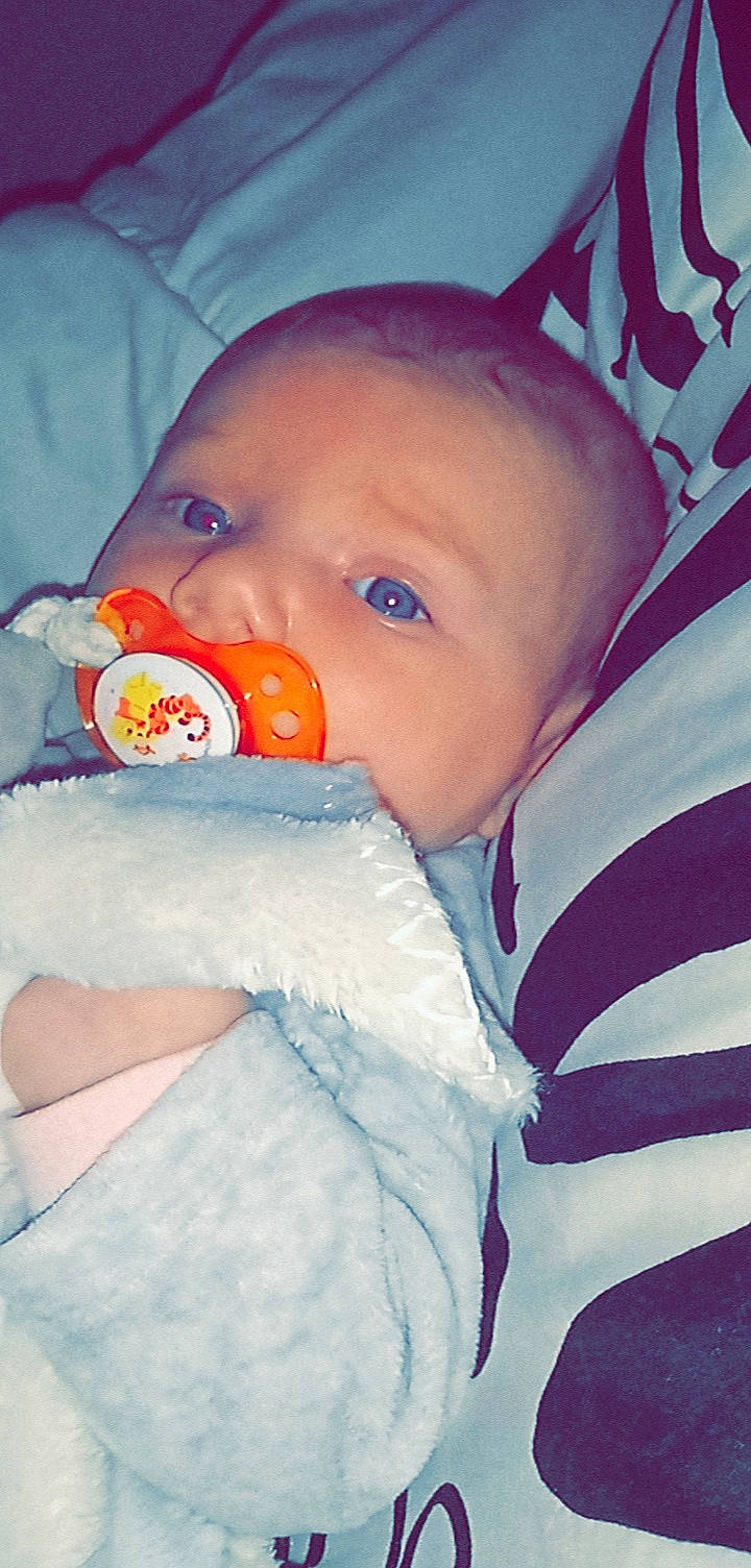 Naëlya participe au concours pour gagner de l'argent avec cette photo : baby, baby_products, baby_safety, baby_sleeping, baby_toddler_clothing, cheek, child, comfort, electric_blue, eye, fun, happy, iris, lip, mouth, nose, person, sitting, skin, textile