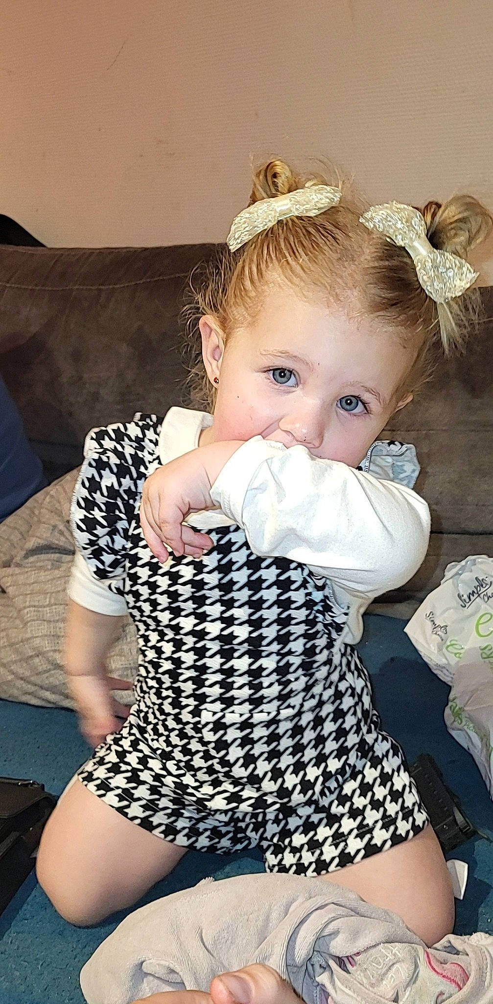 Inaya participe au concours pour gagner de l'argent avec cette photo : baby_toddler_clothing, blond, brown_hair, child, day_dress, embellishment, eyelash, hairstyle, head, headband, headpiece, human_leg, iris, jewellery, pattern, person, sitting, skin, sleeve, thigh