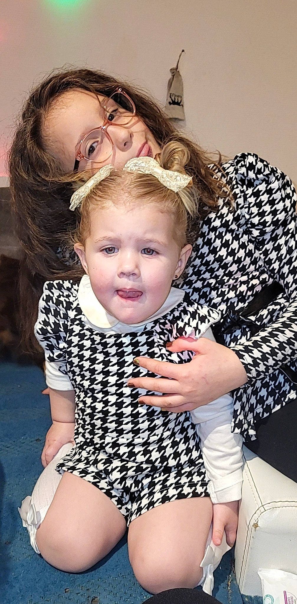 Inaya participe au concours pour gagner de l'argent avec cette photo : baby_toddler_clothing, cheek, child, cool, face, fun, gesture, hair, hairstyle, happy, head, iris, organ, pattern, person, skin, sleeve, smile, sportswear, thigh