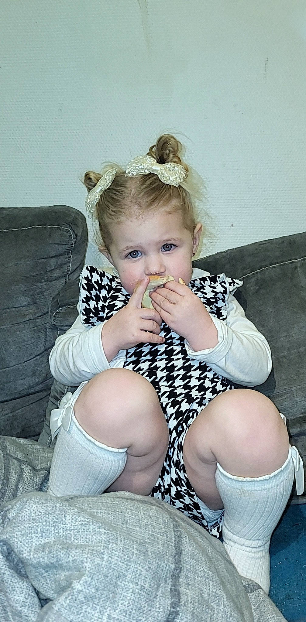 Inaya a rejoint le concours — aidez-le/la à gagner de superbes lots ! arm, baby, baby_toddler_clothing, brown_hair, comfort, eyelash, flash_photography, happy, headpiece, human_leg, iris, jewellery, knee, lip, pattern, person, sitting, skin, style, thigh