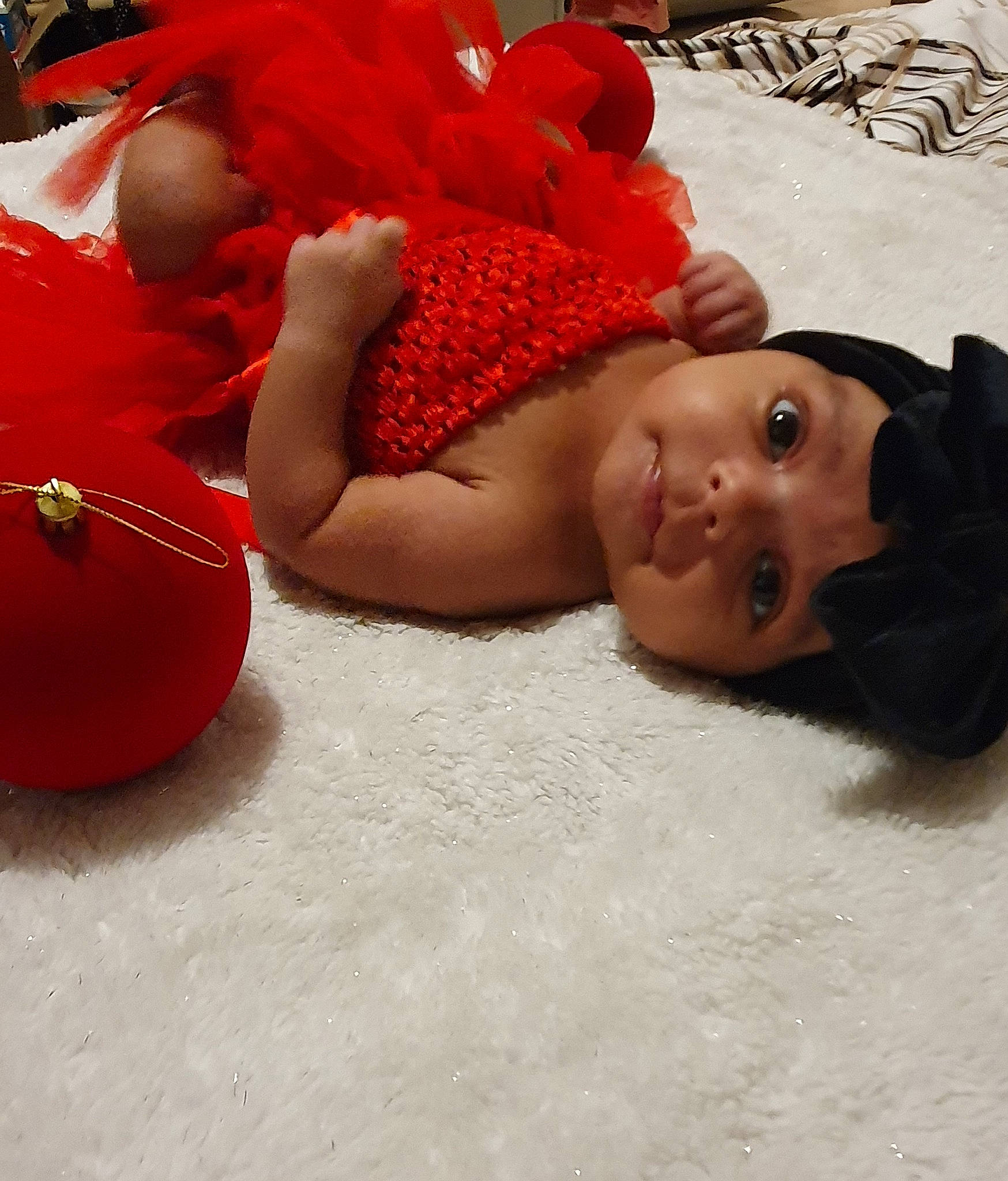 Nassiya a rejoint le concours — aidez-le/la à gagner de superbes lots ! abdomen, baby, beanie, carmine, chest, child, comfort, coquelicot, fashion_accessory, flesh, flooring, fun, fur, grass, human_leg, knit_cap, linens, mouth, person, sitting