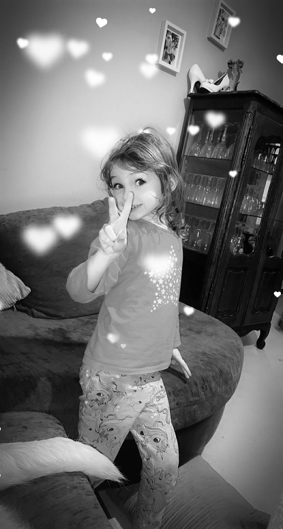 Maëlya participe au concours pour gagner de l'argent avec cette photo : black, black_and_white, comfort, eye, flash_photography, fun, hair, happy, human_body, knee, monochrome, monochrome_photography, person, photograph, shorts, shoulder, standing, style, thigh, toddler