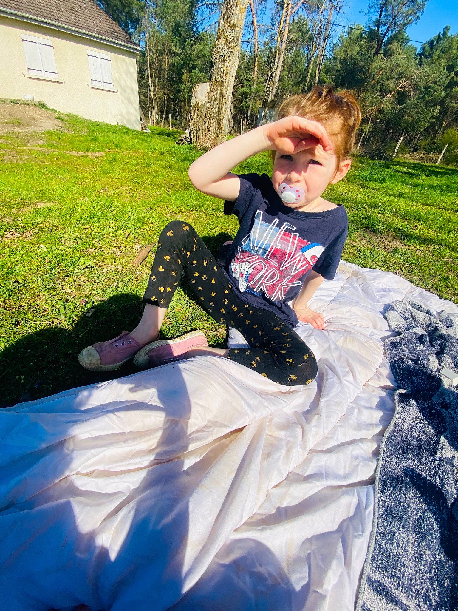 Maëlya a rejoint le concours — aidez-le/la à gagner de superbes lots ! camping, cool, event, fun, grass, grassland, happy, landscape, lawn, leisure, people_in_nature, person, plant, recreation, rock, sitting, soil, t_shirt, tree, vacation