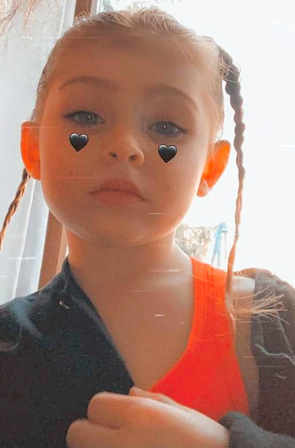 Maëlya participe au concours pour gagner de l'argent avec cette photo : brown_hair, cheek, child, chin, ear, eyebrow, eyelash, flash_photography, forehead, fun, gesture, happy, iris, lip, mouth, neck, nose, person, shoulder, thumb