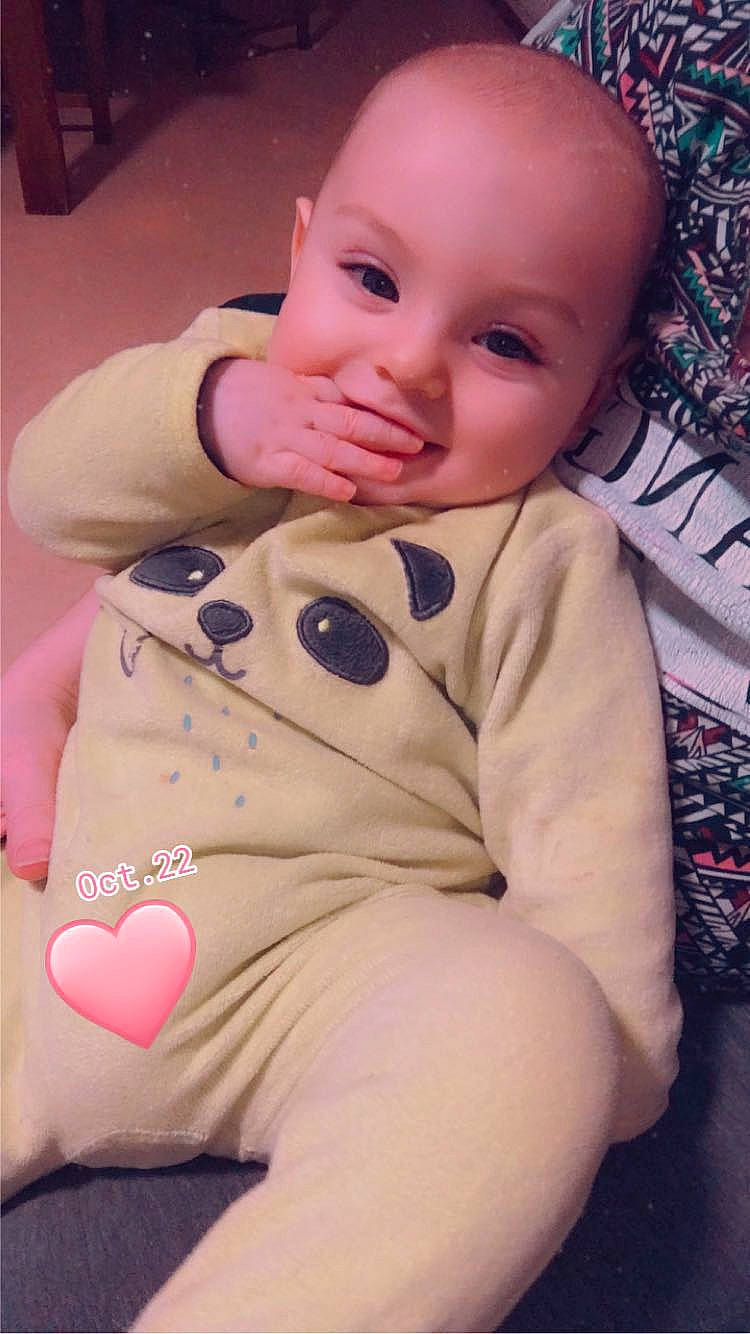 Maïwenn a rejoint le concours — aidez-le/la à gagner de superbes lots ! baby, baby_toddler_clothing, cheek, comfort, eye, face, facial_expression, finger, head, iris, lip, mammal, mouth, nose, organ, person, pink, product, skin, sleeve