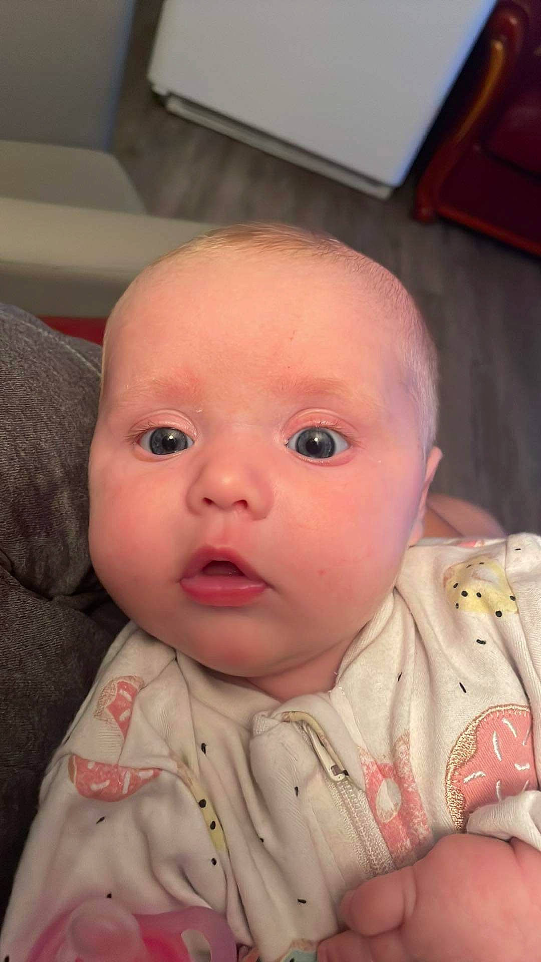 Léa a rejoint le concours — aidez-le/la à gagner de superbes lots ! baby, baby_toddler_clothing, bib, carmine, cheek, child, collar, comfort, ear, eyelash, iris, lip, mouth, nose, person, skin, sleeve, thumb, toddler