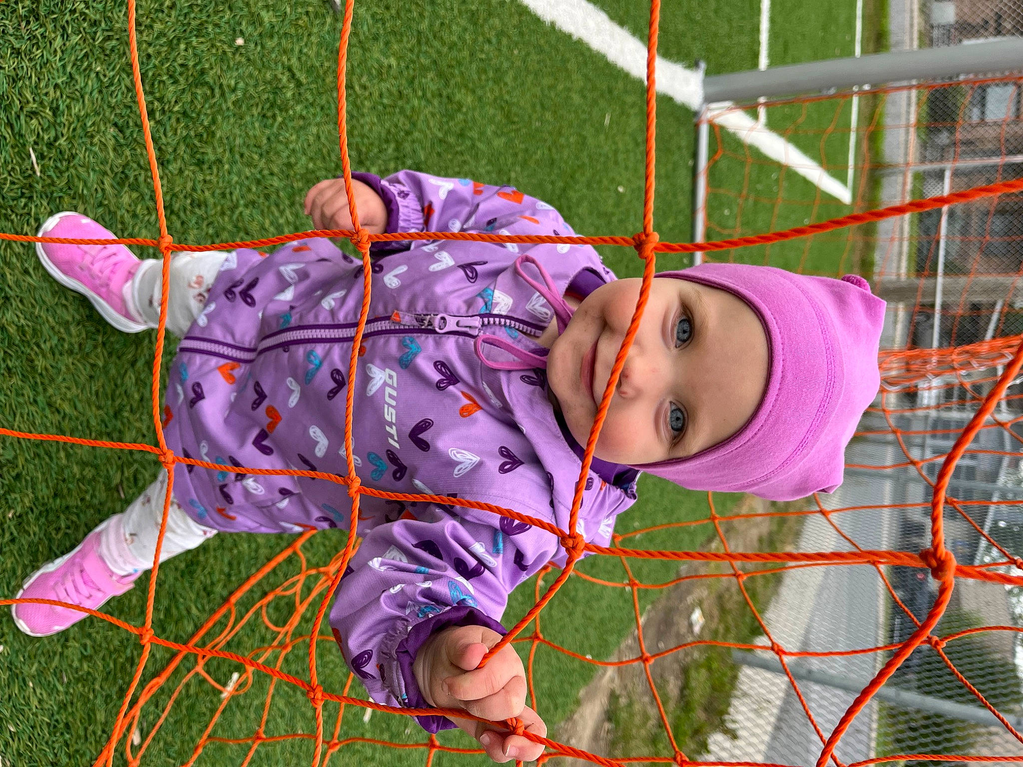 Charlie participe au concours pour gagner de l'argent avec cette photo : child, fun, grass, happy, hat, headwear, leisure, line, net, outdoor_play_equipment, pattern, person, plant, play, playground, recreation, rope, smile, swing, toddler