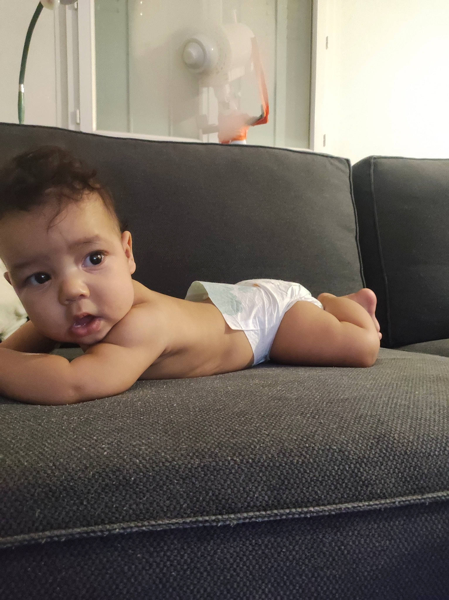 Bruno a rejoint le concours — aidez-le/la à gagner de superbes lots ! baby, barefoot, blond, comfort, couch, electronic_device, finger, floor, flooring, furniture, head, human_leg, knee, material_property, person, shoulder, studio_couch, table, thigh, toddler