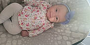 Talia a rejoint le concours — aidez-le/la à gagner de superbes lots ! baby, bed, bonnet, clothing, couch, cradle, crib, face, furniture, hat, head, infantbed, newborn, pattern, person