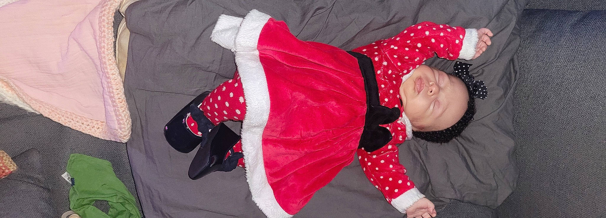 Talia participe au concours pour gagner de l'argent avec cette photo : baby, baby_toddler_clothing, carmine, child, comfort, costume, event, holiday, lap, pattern, person, sleeve, smile, toddler