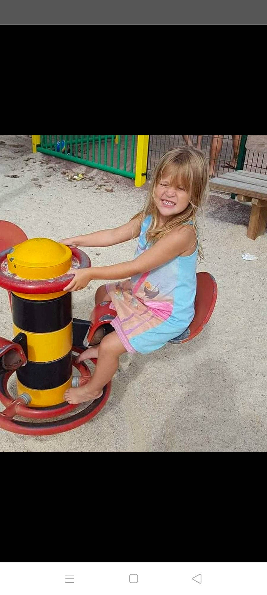 Julia participe au concours pour gagner de l'argent avec cette photo : bench, child, cylinder, fun, outdoor_bench, outdoor_furniture, outdoor_play_equipment, person, plastic, play, playground, public_space, toddler