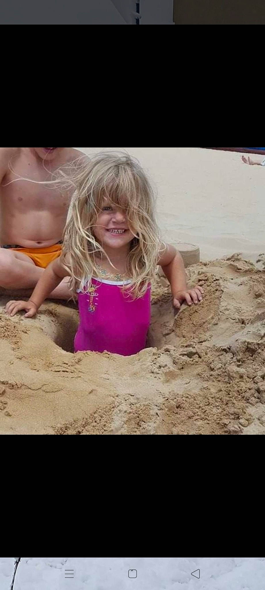 Julia participe au concours pour gagner de l'argent avec cette photo : beach, blond, building_material, child, curious, fun, joy, mud, person, play, powder, sand, spring_break, summer, swimwear, toddler, vacation