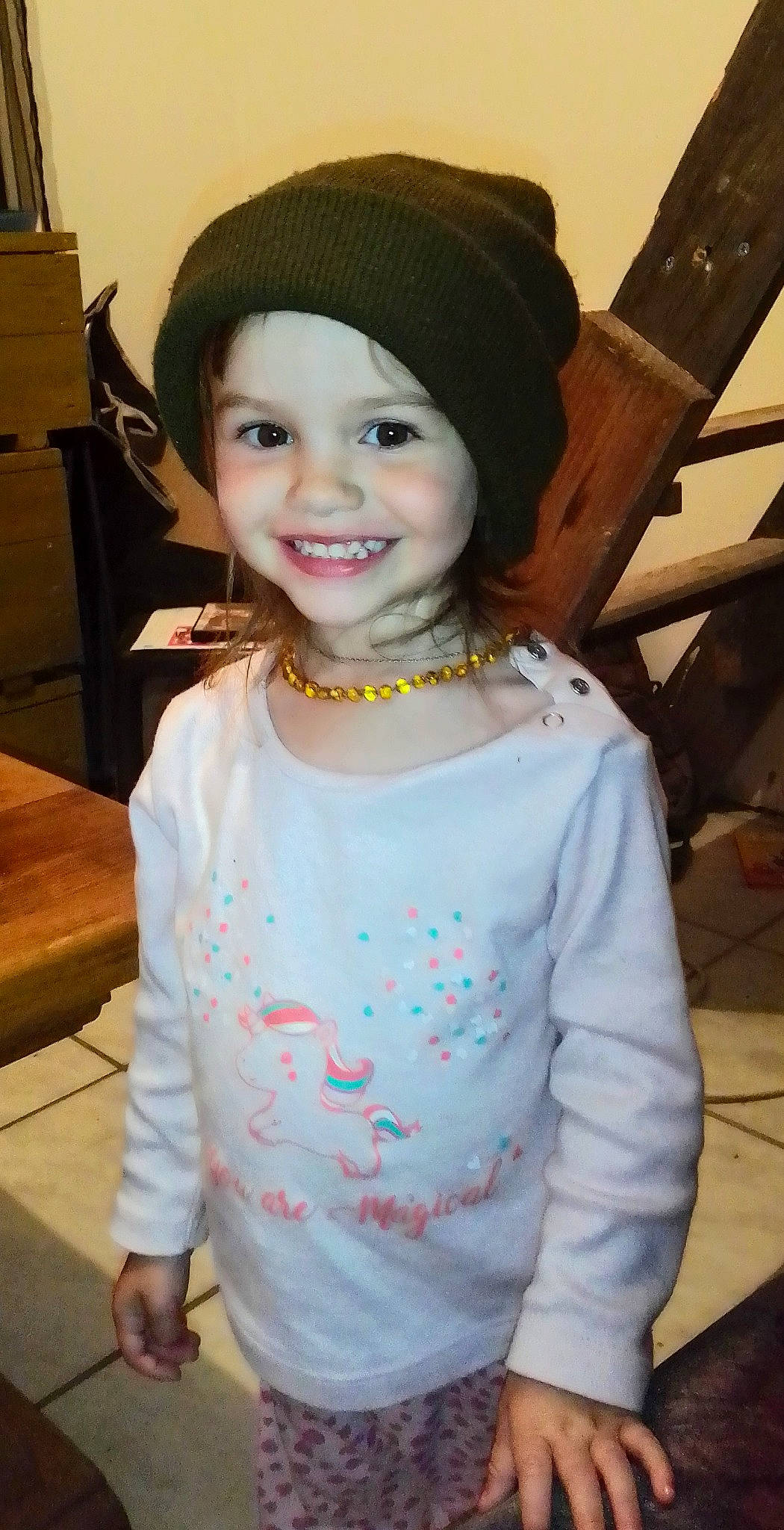 Adèle a rejoint le concours — aidez-le/la à gagner de superbes lots ! child, fashion_accessory, headgear, headwear, joy, person, sleeve, smile, toddler