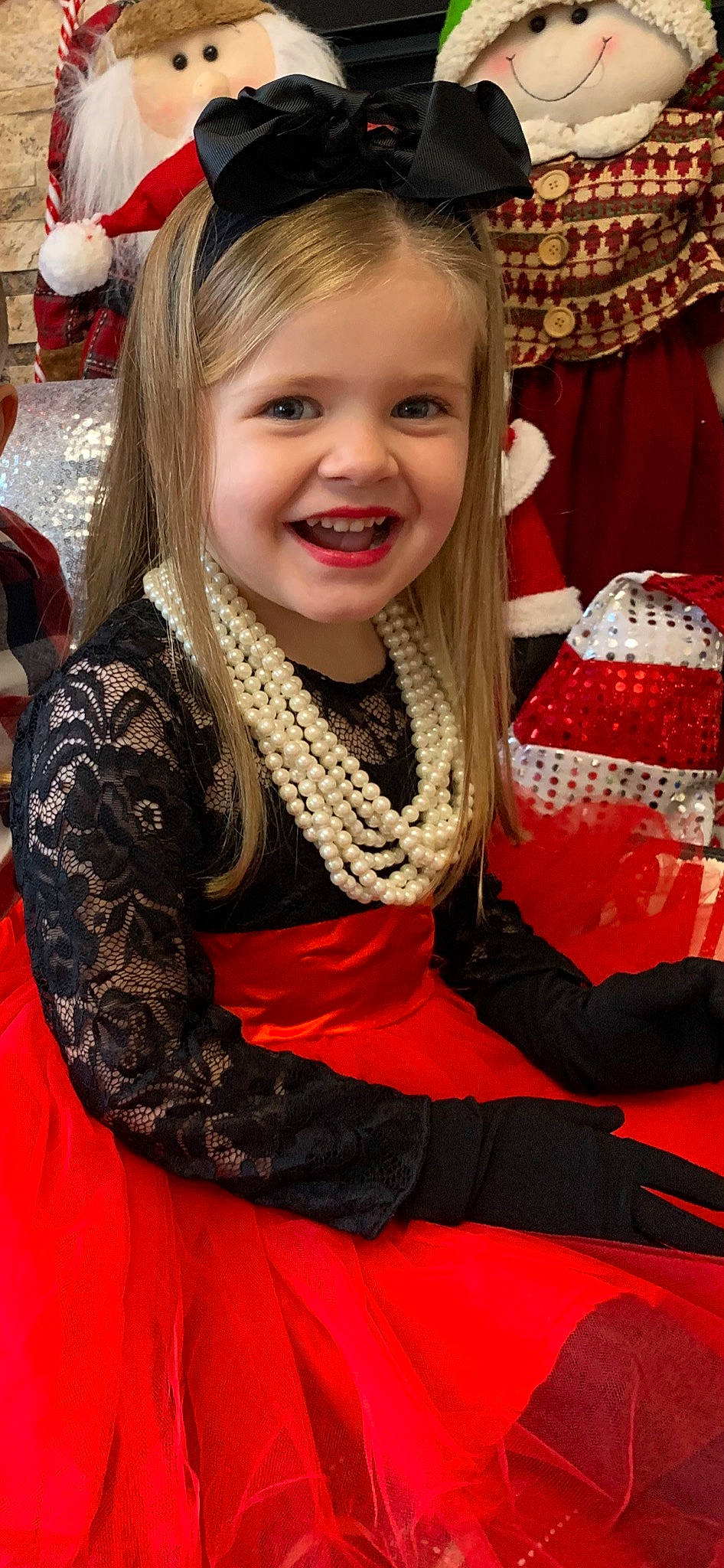 Giuliana is registered to the contest to win money with this photo: beauty, blond, chair, curtain, dress, event, facial_expression, fashion, fun, hairstyle, happy, jewellery, joy, necklace, organ, pattern, people, person, red, skin