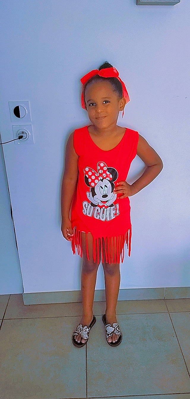 Alicia participe au concours pour gagner de l'argent avec cette photo : baby_toddler_clothing, face, fashion_design, flooring, footwear, happy, human_body, human_leg, joint, joy, knee, leg, person, red, shoe, shoulder, sleeve, sportswear, t_shirt, thigh