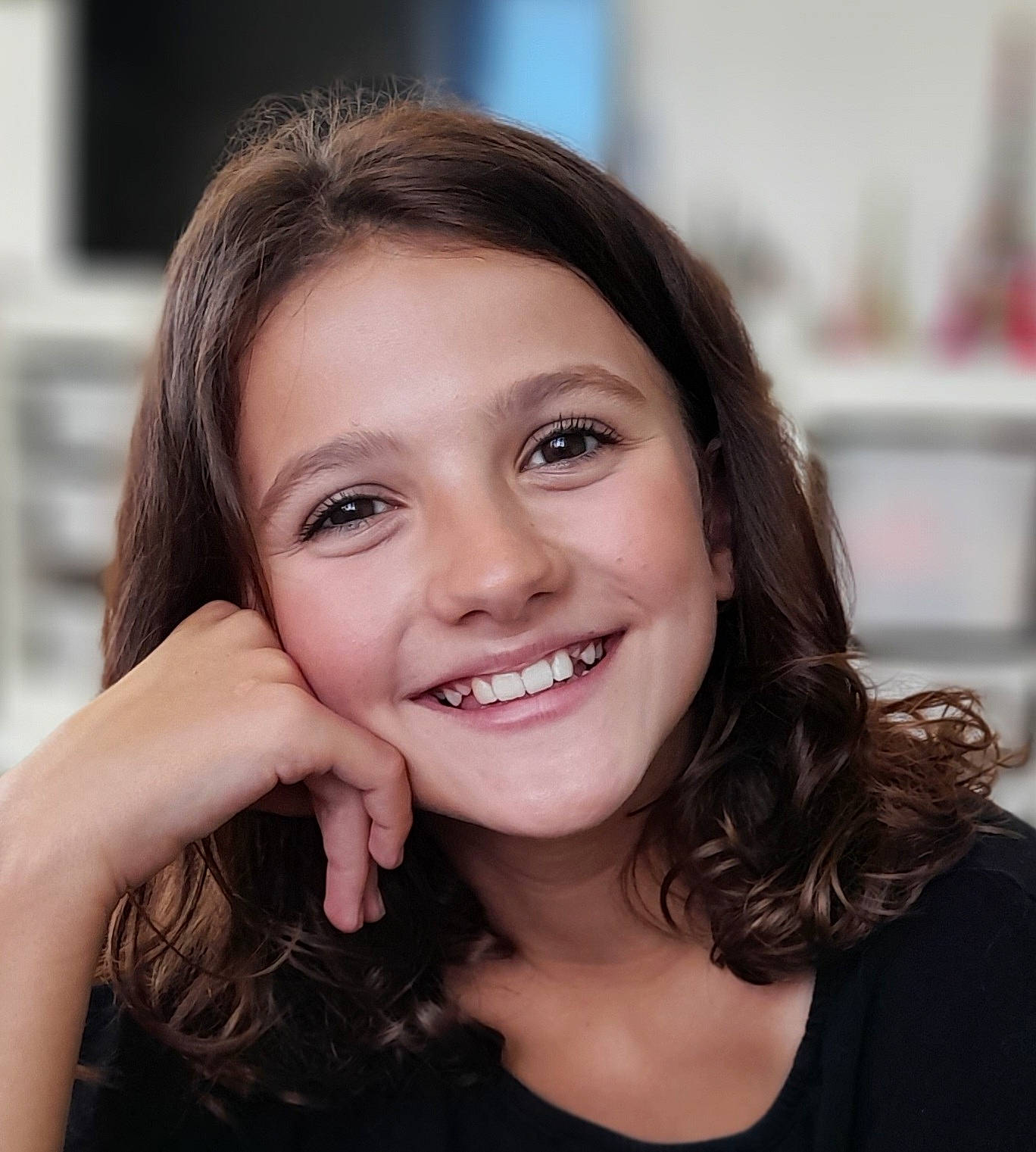 Vanille participe au concours pour gagner de l'argent avec cette photo : black_hair, cheek, cosmetic_dentistry, ear, eyebrow, eyelash, flash_photography, forehead, gesture, happy, iris, jaw, joy, layered_hair, lip, long_hair, makeover, nose, person, skin