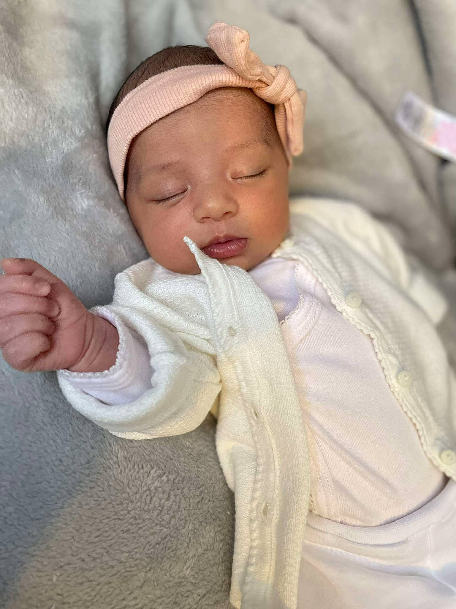 Mélyana participe au concours pour gagner de l'argent avec cette photo : baby, baby_products, baby_sleeping, baby_toddler_clothing, cap, cheek, comfort, eye, face, gesture, hand, happy, headwear, linens, lip, nose, person, skin, sleeve, thumb