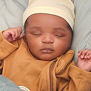 Kaylan Ravi a rejoint le concours — aidez-le/la à gagner de superbes lots ! baby, sleeping, hat, blanket, cozy, infant, cute, child, soft, warm, relaxed, rest, face, hands, zipped_jacket, indoors, portrait, peaceful, newborn, snug